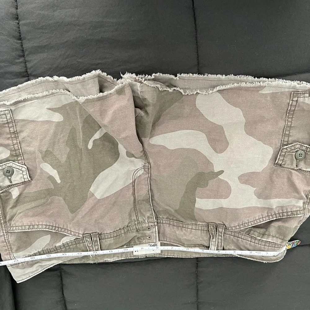 American Eagle Outfitters Camo Cargo Shorts - Olive Green & Tan - Picture 2 of 8